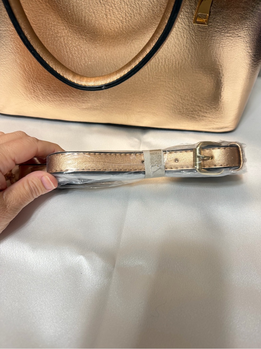 ✨ Gorgeous Metallic Gold Satchel Purse ✨ - Picture 8 of 16